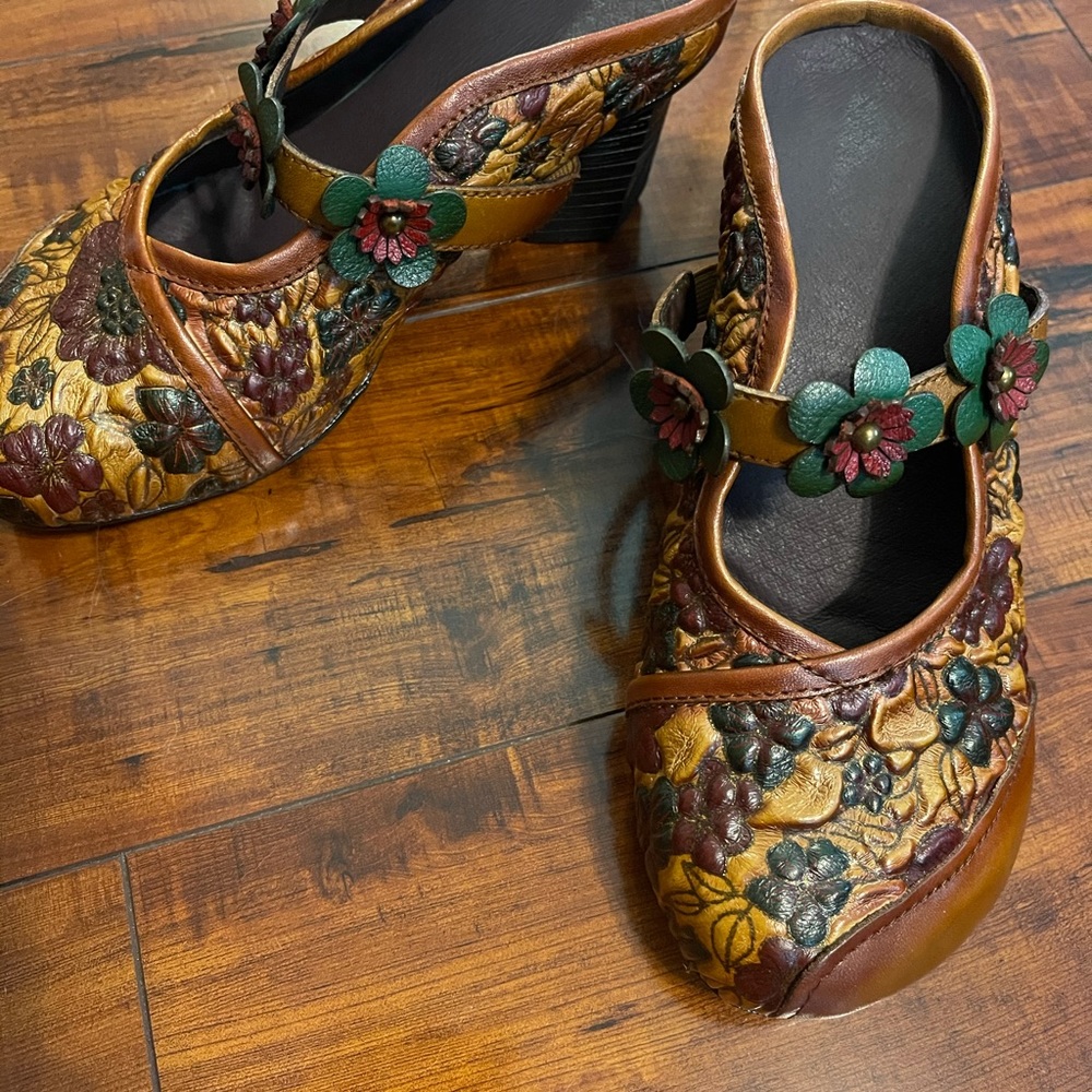 Shoes - Picture 2 of 3